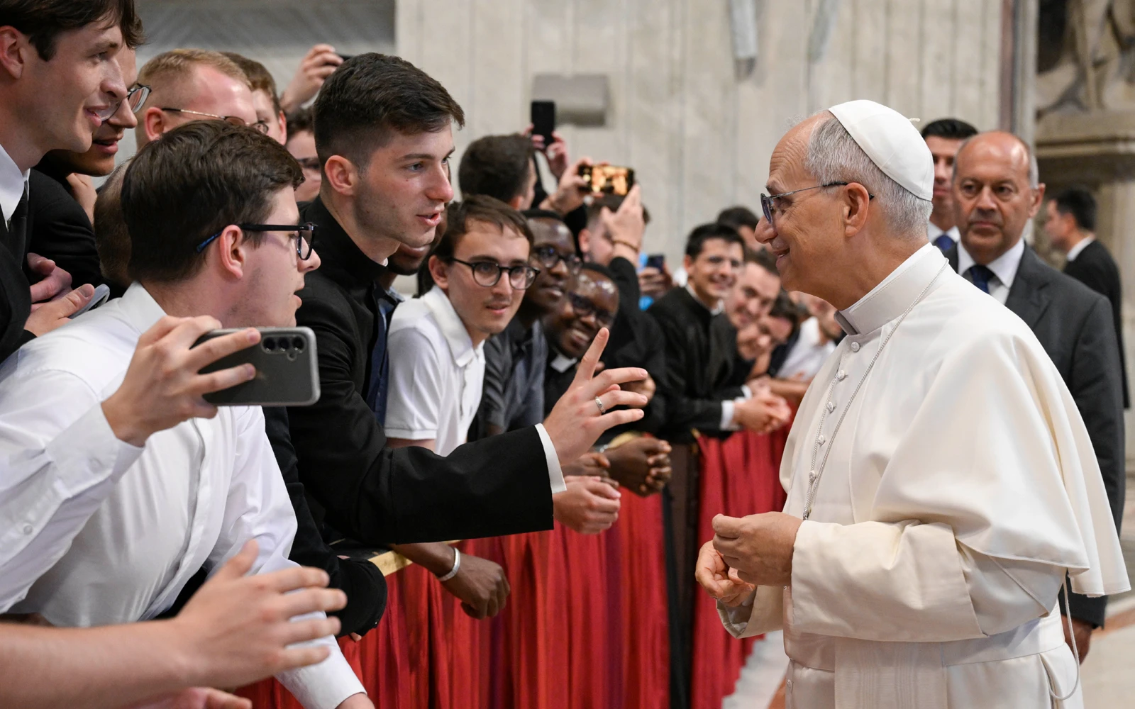 El Papa León XIV saluda a los participantes del Jubileo de los Seminaristas en la Basílica de San Pedro.?w=200&h=150