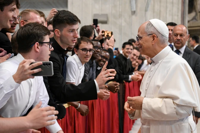 El Papa León XIV saluda a los participantes del Jubileo de los Seminaristas.