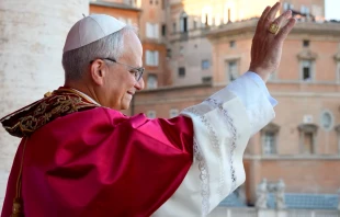 El Papa León XIV saluda a la multitud reunida en la Plaza de San Pedro tras el anuncio de su elección, el 8 de mayo. Crédito: Vatican Media.