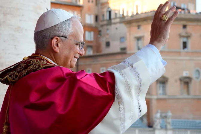 El Papa León XIV saluda a los fieles desde el balcón de la Basílica de San Pedro.