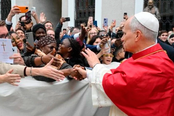 El Papa León XIV saluda a un grupo de fieles a la entrada de la Catedral de Estambul.