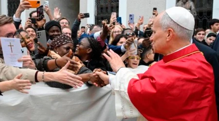 El Papa León XIV saluda a un grupo de fieles a la entrada de la Catedral de Estambul.