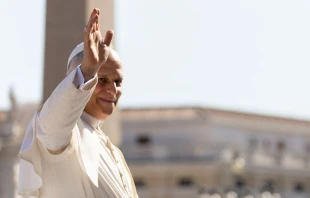 El Papa León XIV en la Plaza de San Pedro en el Vaticano. Crédito: Daniel Ibáñez / EWTN News.