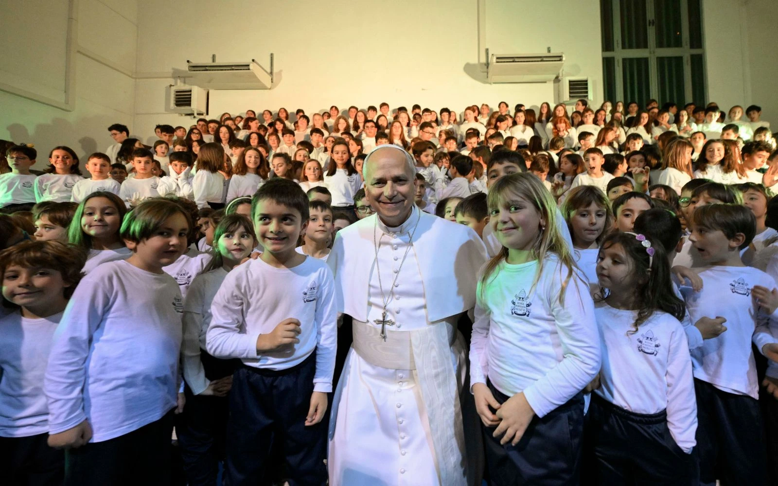 El Papa León XIV posa con los niños de la Escuela Pontificia Pablo VI de Castel Gandolfo.?w=200&h=150