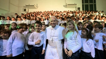 El Papa León XIV posa con los niños de la Escuela Pontificia Pablo VI de Castel Gandolfo.
