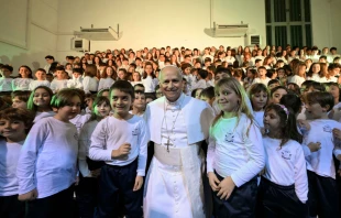 El Papa León XIV posa con los niños de la Escuela Pontificia Pablo VI de Castel Gandolfo. Crédito: Vatican Media.