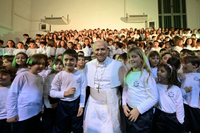 Papa León XIV posa con los niños de la Escuela Pontificia Pablo VI