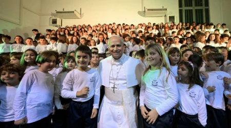 Papa León XIV posa con los niños de la Escuela Pontificia Pablo VI