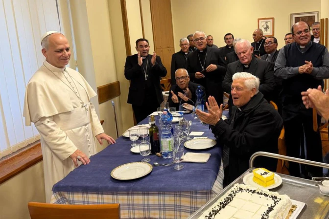 El Papa León XIV con los obispos del Perú en el almuerzo de este jueves 29 de enero en Roma