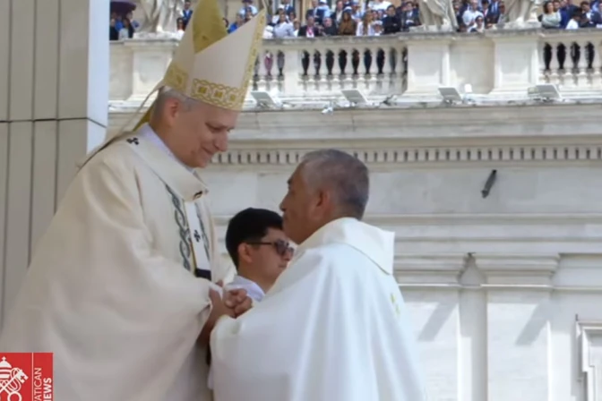 El Papa León XIV y el P. Guillermo Inca, sacerdote peruano, durante el rito de obediencia en la Misa de inauguración del pontificado. 19052025