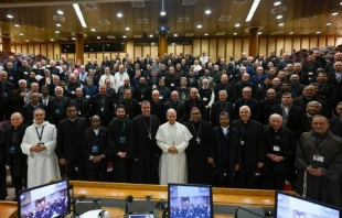 El Papa León XIV con los superiores generales en el aula del Sínodo en el Vaticano. Crédito: Vatican Media.