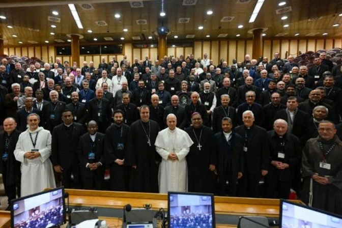 El Papa León XIV con los superiores generales en el aula del Sínodo en el Vaticano.