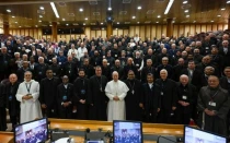 El Papa León XIV con los superiores generales en el aula del Sínodo en el Vaticano.