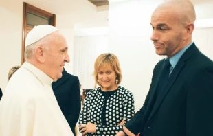 El Papa Francisco y el editor su autobiografía, Carlo Musso, en el Vaticano Crédito: Cedida por Carlo Musso.