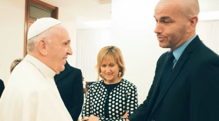 El Papa Francisco y el editor su autobiografía, Carlo Musso, en el Vaticano