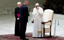 Imagen referencial del Papa Francisco hablando por teléfono