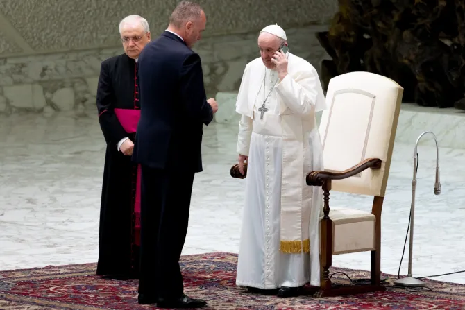 Imagen referencial del Papa Francisco hablando por teléfono