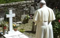 El Papa Francisco ante la tumba de Lorenzo Milani en 2017