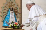 El Papa Francisco reza ante la Virgen de Luján