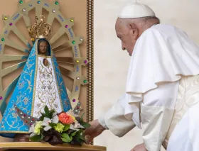 El Papa Francisco reza ante la Virgen de Luján y pide especialmente por Argentina