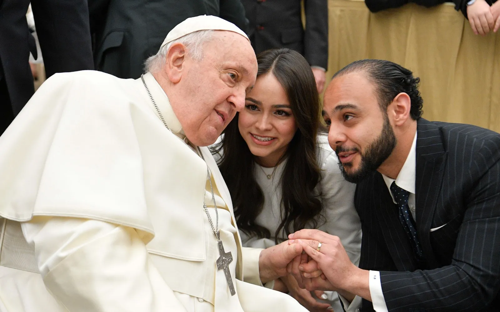 Imagen referencial del Papa Francisco junto a una pareja de esposos?w=200&h=150