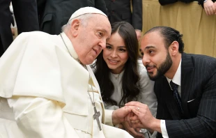 Imagen referencial del Papa Francisco junto a una pareja de esposos Crédito: Vatican Media