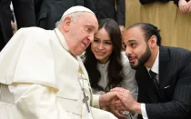 Imagen referencial del Papa Francisco junto a una pareja de esposos