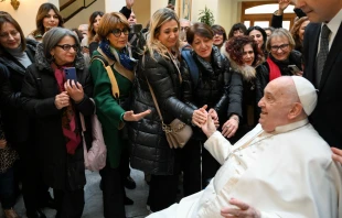 Matronas saludan al Papa Francisco en la Casa Santa Marta este 6 de febrero Crédito: Vatican Media