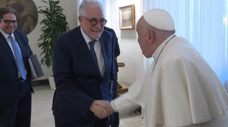 El Papa Francisco saluda al rector de la Gran Mezquita de París
