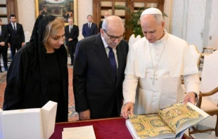 El Papa León reunido con el primer ministro del Líbano, este 25 de octubre. Crédito: Vatican Media.