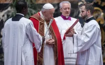 El Papa Francisco durante la Misa en memoria de Benedicto XVI y obispos y cardenales fallecidos