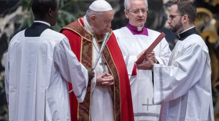 El Papa Francisco durante la Misa en memoria de Benedicto XVI y obispos fallecidos en 2023