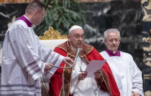 El Papa Francisco durante la Misa en memoria de Benedicto XVI y obispos y cardenales fallecidos Crédito: Daniel Ibáñez/ACI Prensa