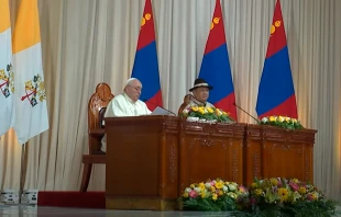 El Papa Francisco junto al presidente mongol durante su viaje al país asiático. Crédito: Vatican Media / YouTube.