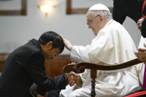 Mongolia. El Papa Francisco saluda a joven sacerdote que fue ayudado por las misioneras de la Caridad en su vocación