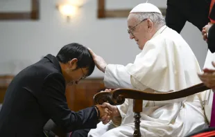 Mongolia. El Papa Francisco saluda a joven sacerdote que fue ayudado por las misioneras de la Caridad en su vocación Vatican Media