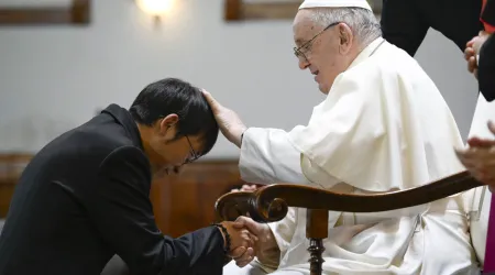 El Papa Francisco saluda a joven sacerdote en Mongolia