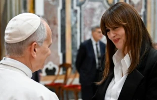 El Papa León XIV y Mónica Belluci. Crédito: Vatican Media.