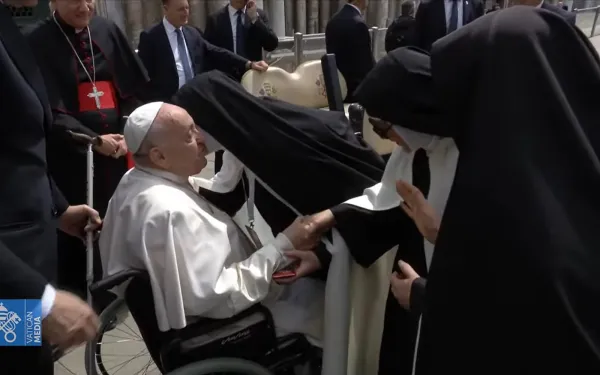 Tres monjas saludan de forma efusiva al Papa Francisco en Venecia. Crédito: Vatican Media.