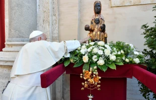 El Papa Francisco con la Virgen de Monserrat Crédito: Vatican Media