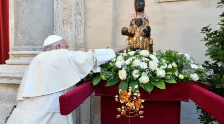 El Papa Francisco con la Virgen de Monserrat