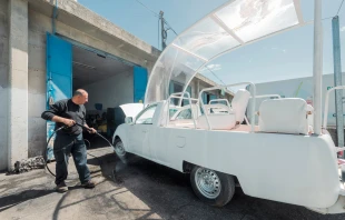 Papamóvil usado por el Papa Francisco en su visita a Belén en el 2014. Crédito: Caritas.se