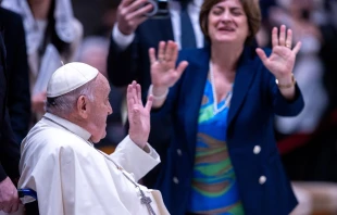 El Papa Francisco saluda ante la emoción de una mujer. Crédito: Daniel Ibáñez / ACI Prensa