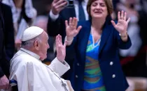 El Papa Francisco saluda ante la emoción de una mujer.