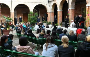 El Papa Francisco, durante el encuentro con las internas de la cárcel de mujeres de Venecia. Crédito: Vatican Media