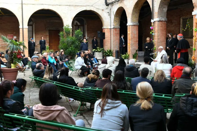 El Papa Francisco, durante el encuentro con las internas de la cárcel de mujeres de Venecia.
