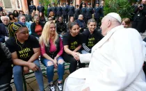 El Papa Francisco saluda a las internas de la cárcel en Venecia