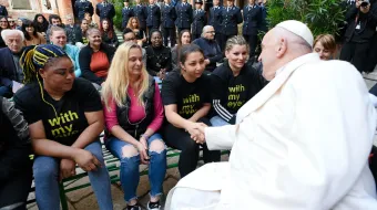 El Papa Francisco saluda a las internas de la cárcel en Venecia