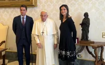 El Papa Francisco junto a Olivia Muriel y su marido en el Vaticano