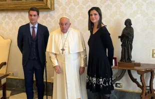 El Papa Francisco junto a Olivia Muriel y su marido en el Vaticano Crédito: Vatican Media/ red social X